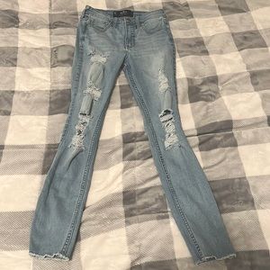 A simple medium to high rise pair of skinny jeans :)